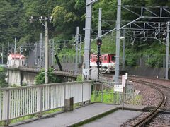 長島ダム駅に到着。ここで連結された機関車は切り離されます。