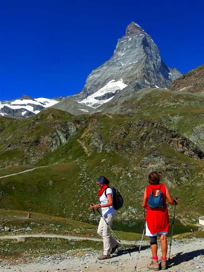 シュバルツゼーからマッターホルンを眺める人