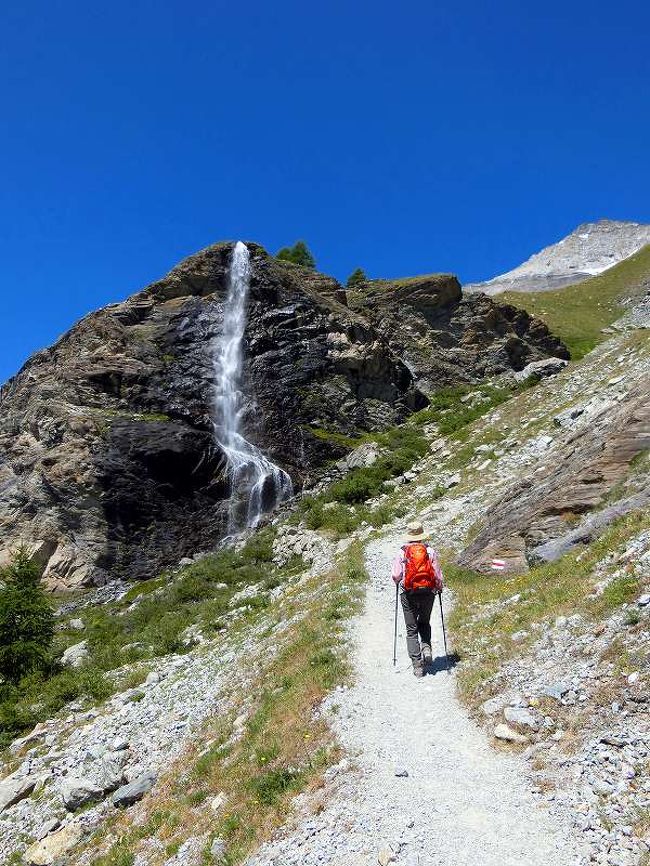 滝までへの路はけっこう距離があります