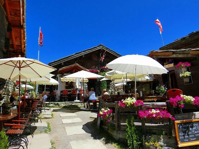 ズムット村のレストランここで休憩