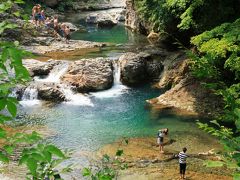 そして、ダムに行く途中に県道の脇にみえた四万の甌穴へ
ここは、調べている時にみた口コミで、「甌穴ってただの穴」という口コミをみたのであまり期待していませんでしたが、実際に行ってみると夏の清々しさを感じさせる風景が！

来る途中にすれ違ったおじさんから挨拶されて、挨拶を返すと「何だ、若者か！」
と吐き捨てられましたが・・・