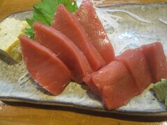 そして石垣…というかこの旅最後の夜。
予報では夕方に暴風→強風となっていたので、これまた波照間で知り合った女性に教えてもらったお店のキャンセル待ちをお願いしていたところ、19時過ぎに空いたとの電話が。
…行く！！
いろいろとうまくいかなかった旅ですもの。せめておいしいものを食べないと！
雨は上がっていたものの風はまだ強く、フラフラしながらお店へ。

お店は　ひとし。
石垣では有名な人気店だそうで。前日予約（キャンセル待ち）で入れてラッキーだった。

売りがマグロということでとりあえず赤身のお刺身。
すっごく肉厚だったけどちょっと水っぽく感じたのは気のせい？