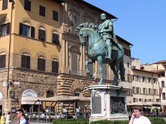 広場にある『コジモ一世の乗馬像』

コジモ一世は、初代トスカーナ大公でメディチ家の人間。
最大の功績は、フィレンツェの今の景観を都市事業でつくりあげた事。ウ
フィツィ美術館などもその時実施されたそうです。

