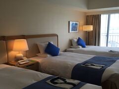 サザンビーチホテルはまだ新しいから綺麗です
４人なのでグランデルームでバストイレ別々なのは良いですね
今回はじゃらんのふるさと割で２万円クーポンを使用
朝・夕２食付で約７万円のところ２万円引きで泊まれました
他のホテルとかなり迷ったけど、良くも悪くもなく、ポン家的には
もう一つ（迷った方）の方が良かったかも