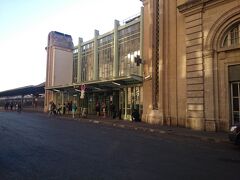 近道を通り、パリ東駅の側面入り口へ。