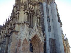 ホテルに荷物を置かせてもらい、ぷらぷら街を散策しながら
ノートルダム大聖堂へ
ジャンヌダルクがシャルル７世と訪れていて、フランス革命や第一次世界大戦などで、彫刻やステンドグラスがかなり破壊されたようです。