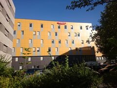 今日のホテルです。
かなり新しいホテルのようです。

カードキーなので、いちいちフロントに寄らなくていい。
目の前は大聖堂やサン・レミ方面へ行く４番が停まるバス停があります。