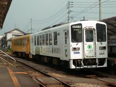 2015.08.09　多比良町
サッカーで有名だった国見高校最寄駅。全国にばらまかれた新潟鉄工の標準車体。島原鉄道では珍しい２両編成だが、この列車は逆方向。