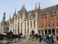 ヨーロッパでも5本の指に入るほど美しいと言われているブルージュのマルクト広場。

まるで中世にタイムスリップしたよう！