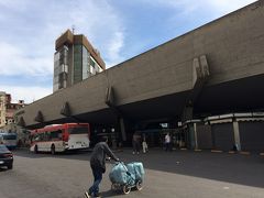 地図無しに記憶と勘だけを頼りに歩くこと5分。ヴェスヴィオ周遊鉄道の始発駅に無事到着。駅の周りは治安が悪いかと警戒していたものの、思ったほどではなかった。とは言え、警戒は解かずに駅舎の中へと向かう。