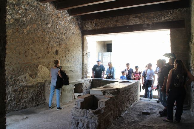 こちらも居酒屋？<br />ここらは飲食店街だった感じ。