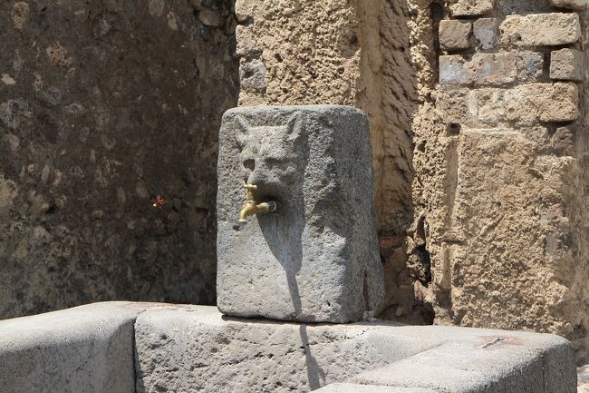 ところどころにある水道。<br />蛇口をひねると水が出てきたので少し味見してみたけど、鉄っぽくってこれは微妙な感じ。<br />秘儀荘に向かう途中にあった水道（こちらはちゃんと飲用水と記載）は問題無し。