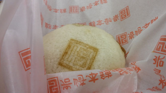 小腹が空いていたのでイートイン。蒸したて角煮まんじゅうおいしい。<br />