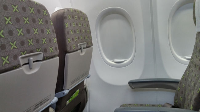 機内は満席。定刻にプッシュバック始めたものの、羽田空港混雑のため滑走路上で待機。15:42に無事に離陸。