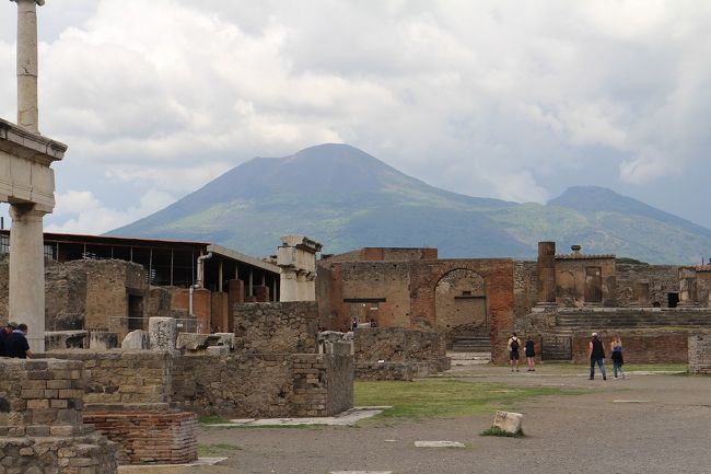 遺跡とヴェスヴィオ山。