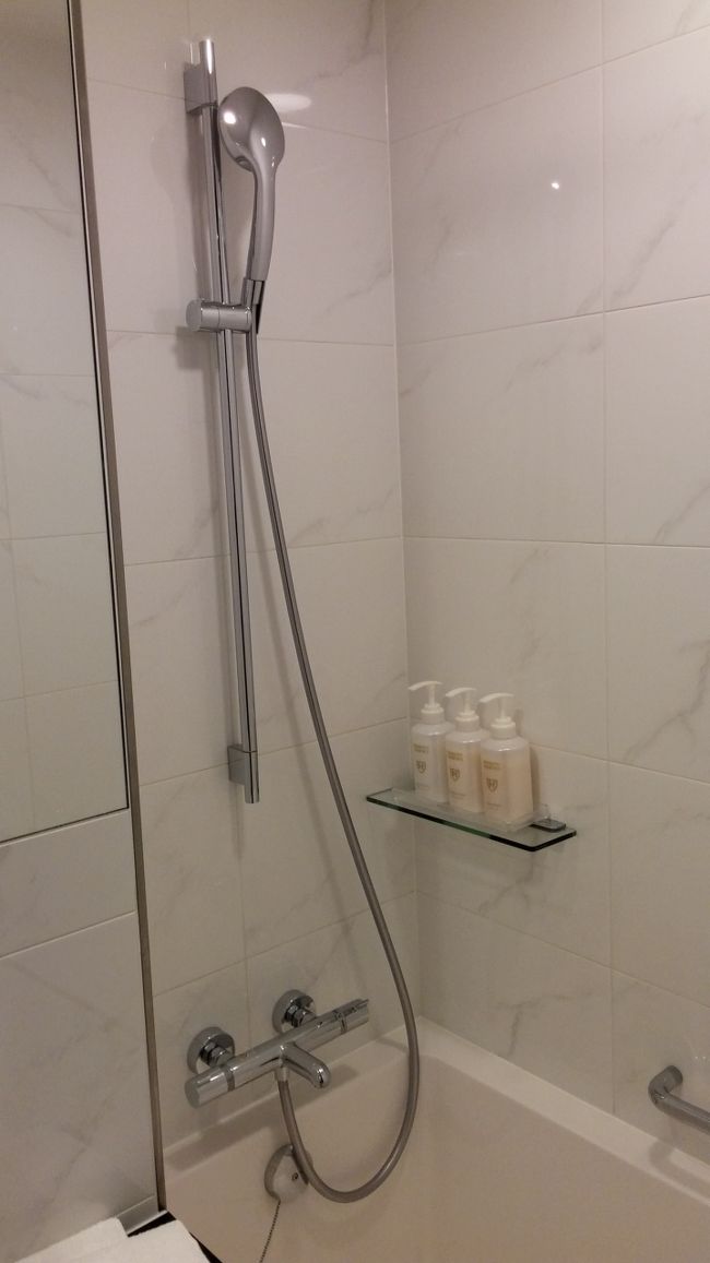 シャワーとバスタブ<br />まだ新しいホテルなのでとてもキレイです。<br />シャンプーetcはミキモト製。