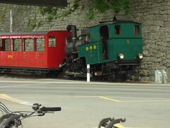 　ブリエンツ湖の北の外れにブリエンツの駅があります。ここから登山鉄道が延々とローとホルンまで行っています。機関車のケツのあがり方が登山鉄道の角度を教えてくれています。よく見るとこれ蒸気機関車です。これのおかげでスイスの鉄道が完全電化になっていないとか。ホントですか？
