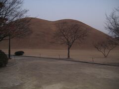 釜山到着後、観光バスにて慶州へ。
“古墳公園”は明日見学予定だったそうですが、ガイドさん曰く
時間に余裕があったので繰り上げたそうです。
