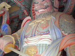 次は“仏国寺”へ。日本と違いカラフルな神様。