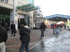 カジノ体験と釜山国際映画祭で有名なＰＩＦＦ広場を散策した後、
海産物を扱う“チャガルチ市場”へ。