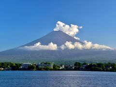 今回のロッジ滞在中は、ほとんど富士山は雲に隠れていて、河口湖花火大会でも富士山は見えないだろうと半分あきらめていた。ところが夕暮れが近づくにつれて、奇跡的に雲が取れて、秀麗な姿を見せてくれた。