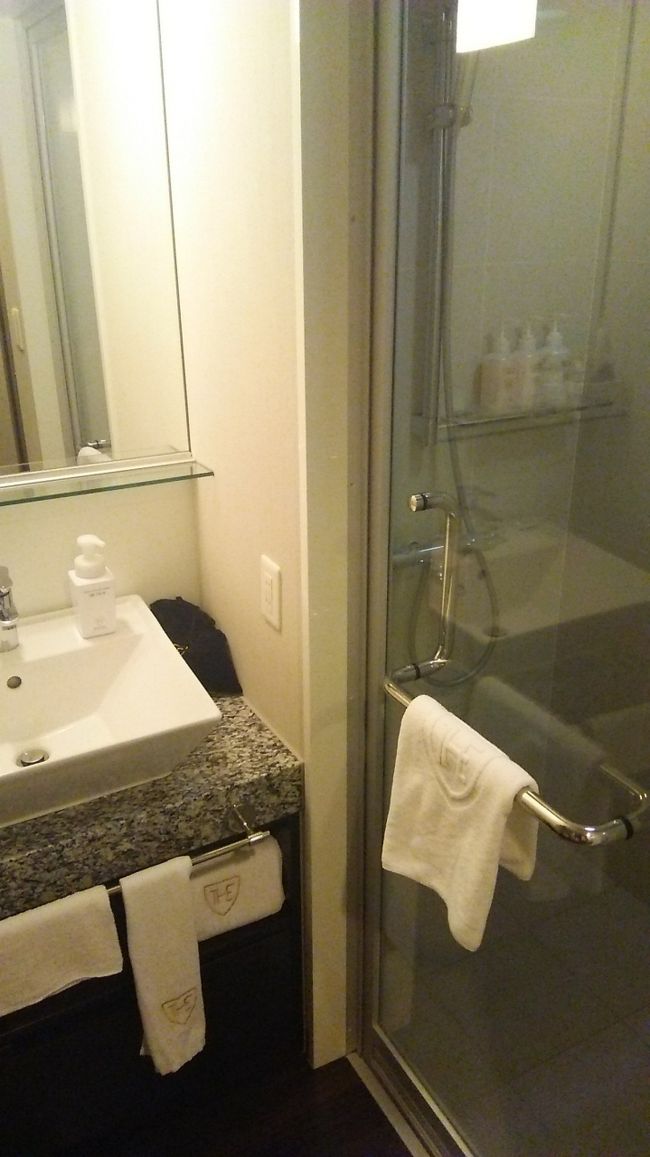 シャワールームつきです。<br />バスタブが欲しくてレディースルームと迷いましたが、レディースルームはユニットバスだったのでやめました。私はバスタブの横にトイレがあるっていうのがほんとにきらいで、それくらいならシャワールームの方がゆっくりできます。ここは大浴場もあるのでそれで充分でした。狭いけど、そんなに混んでもなくて、清潔な大浴場でした。けっこう開放時間も長いし、お湯もあつめで嬉しかった🎵ローションやメイク落としも用意されてました。