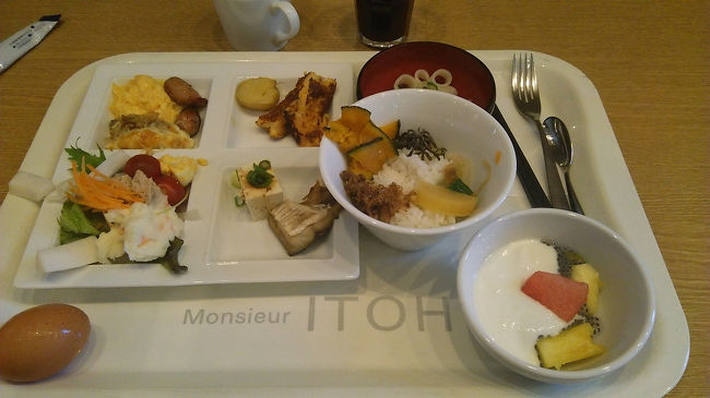 朝ごはんは2階のレストランで。<br />狭いので、時間帯を間違えると居心地悪い空間になってしまいそうでした。<br />席を確保するのが大変で。<br />私が行った８時前は比較的空いていて、ゆっくり選べました。<br />こんな値段のビジネスホテルにしてはめっちゃ優秀だと思います。<br />きしめんもあるし、フルーツもジュースも種類いっぱい、バジルシードまであって、紅茶はロンネフェルト！<br />フライドエッグかパンケーキも頼めば焼いてくれます。<br />パンのところに小倉もちゃんとありました。<br />でもごはんが一番美味しかったかも。温泉卵を落として食べました✨