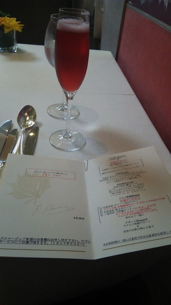 お一人様でも居心地悪くない、隅っこのお席でした。