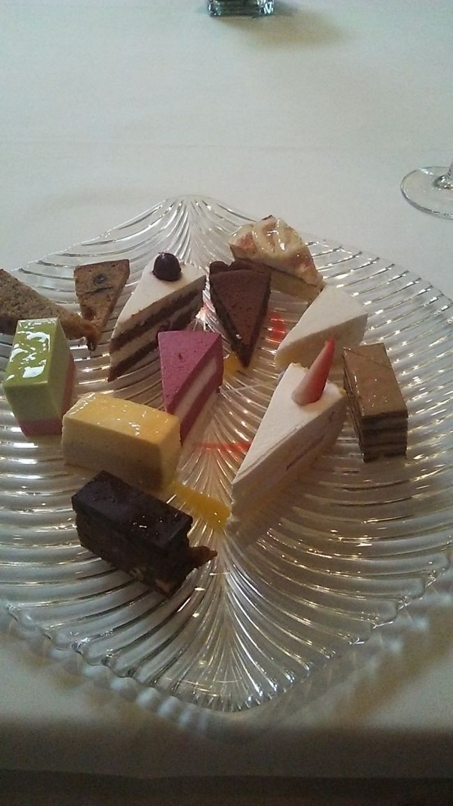 ワゴンデザート、全部くださいと言ったら「は？」と言われました…<br />「1、2、3、4、5、6、7、8、9、10、11…１１種類ございますが、残さず食べれるんですか？」と…<br />食べれるもん。<br />でもそんな言い方…(´；д；｀)<br />でもしっかり頼みました。<br />これに小菓子がついて7000円でお土産にパンまでくださるんだからすっごいコスパはいいと思います。<br /><br />