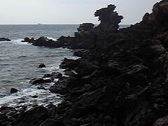 １日目、現地ガイドさんと私たち母娘の三人で、タクシーにて観光地を廻る。
まず始めに行った場所は済州島北部の龍潭洞の海岸沿いにある“龍頭岩”
龍の頭の形をした岩で、高さは約１０ｍあるそう。
遠くからだとそんなに大きくは思いませんでしたが・・・