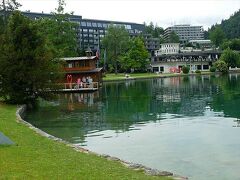 ホテルにバックパックを置いた後は、ただちにブレッド湖徒歩一周ミッションに着手。

ブレッド湖は周囲６kmほどの湖。
湖の西寄りには聖母被昇天教会が立つブレッド島、湖の北岸にはブレッド城が立つ岩山があってその眺めが美しい観光地になっています。

歩道がぐるりと湖を回りこんでいて、徒歩で一周できるんですよ。
SUR SHANGHAIはそれだけだと物足りないので、途中で上記のブレッド島やブレッド城にも寄ってみようと思います。

歩き始めたのは午前１０時。
ホテル・イェロヴィカ・ブレッドから時計回りに歩き始めると、すぐにブレッド湖東岸。
このあたりはホテルやレストラン、商店が多い場所。