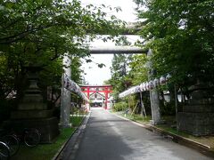 青森駅から歩いて５分位。まずは善知鳥神社にお参りします。

みんなねぶたのほうに行っているので、人がいなくてとっても静か。