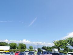 目的地までノンストップで行こうと思ったけど、さすがに休憩。
東京は曇りだったけど、青空です！\(^o^)／