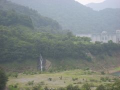 奥四万湖ダム周遊道路から見える滝です。