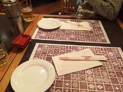夕食は、ホテル近くの日本食レストランへ。
少し迷いました。