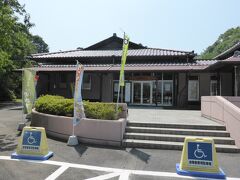 駐車場は無料。
で、土産物売場や喫茶室が入った施設『西山の里桃源』を突っ切ると…