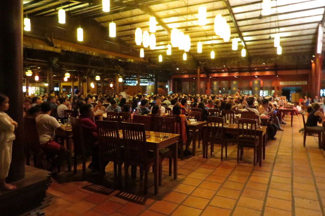 夕食に立ち寄ったシェムリアップ市内のレストランです。<br />レストランの名前をガイドさんに聞くのを忘れていました。