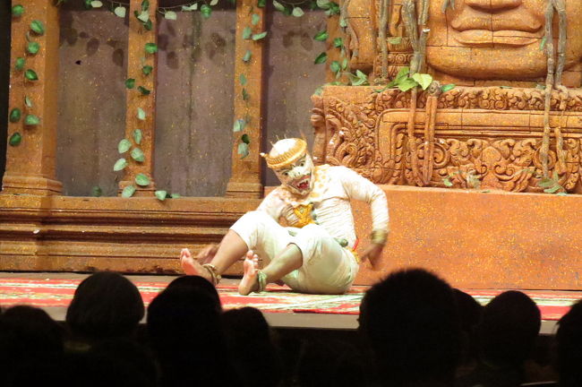 別のメンバーの物語風の踊りです。<br />インドネシアのバリ島で見たバロンダンスに似たお面を被っていますが、物語の内容はわかりません。