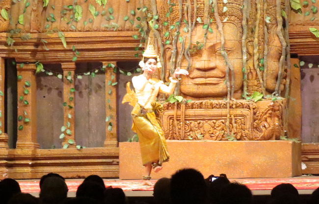 若い踊り子登場・・・。<br />あいよ〜・・・。<br /><br />指がよく反り返りますね。