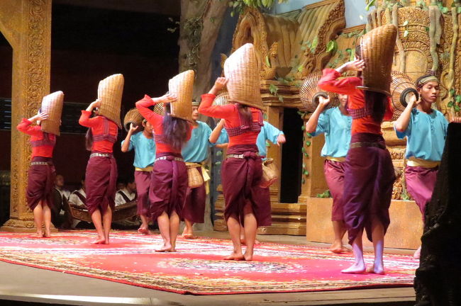 こちらは、また別のグループの踊りです。