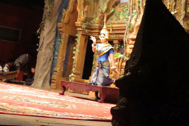 踊りと関係ないけど、右手前の像の形相がすごい・・・。