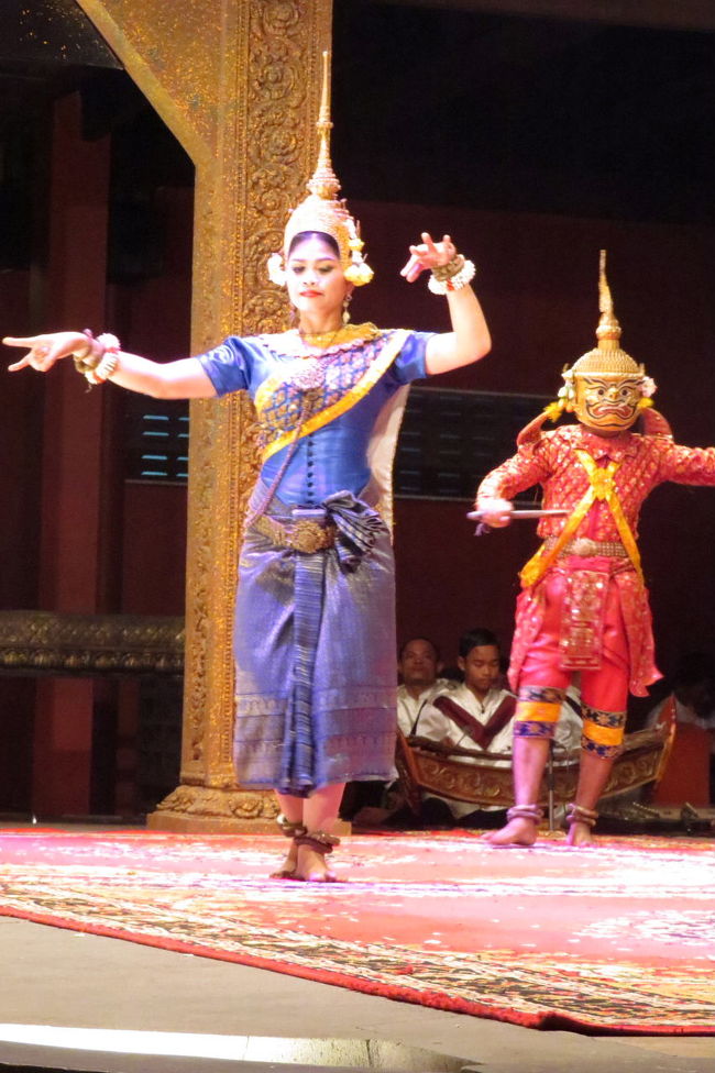 後ろから怪しげな人が・・・？