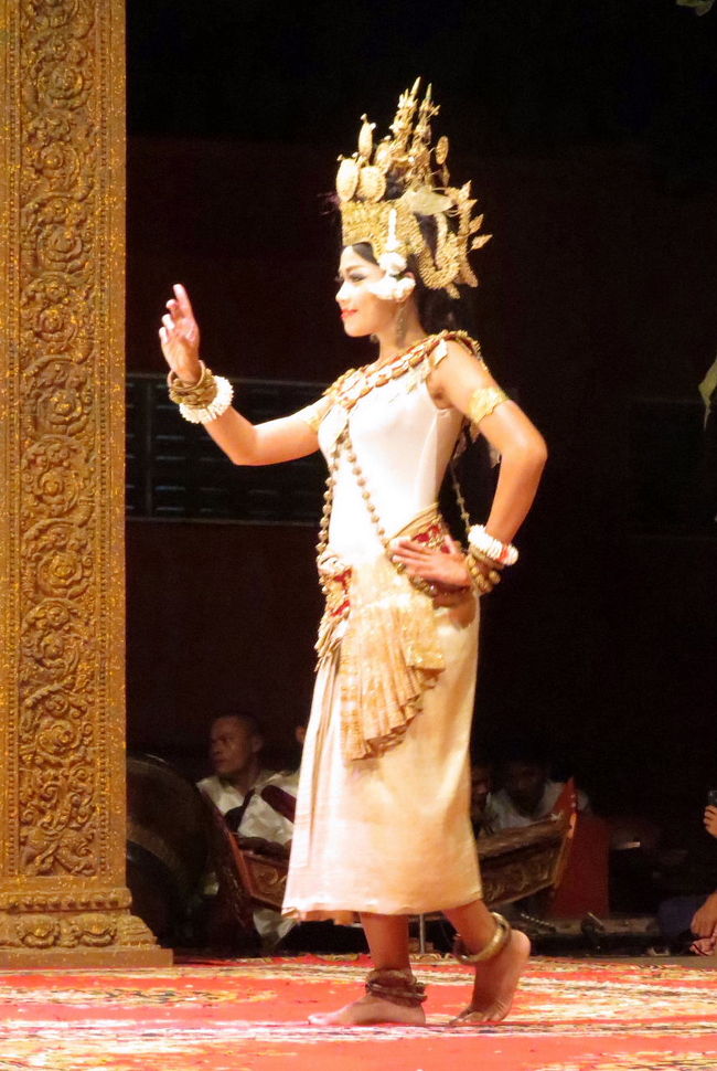 また、別の踊り子が登場です。