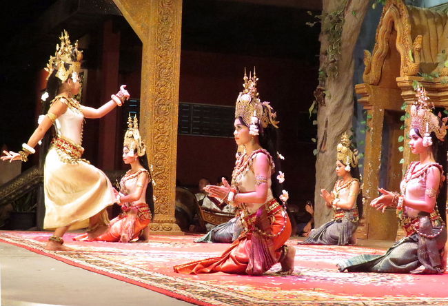 振り向いたりしちゃって・・・。<br />後姿も鑑賞してね〜・・・ってか？