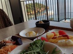 海を眺めながらの朝食ビュッフェ。