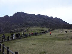 こちらが“城山日出峰”
日の出を見に訪れる観光客が多いんだとか。
昨日と同じく、こちらにも韓国の修学旅行生が沢山いました。