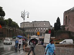 2013/05/05　コロッセオ（Colosseo）

正面にコロッセオが見えてきました・・・
この右側が、フォロ・ロマーノの入口になります・・・
行列ができていたので、雨の中、暫く並んで待ちました！！