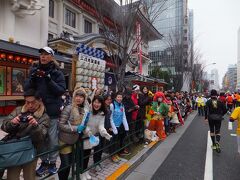 歌舞伎座前を通過します。今年も歌舞伎の恰好のコスプレを氏高田がいらっしゃいました。