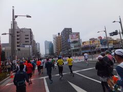 築地の交差点までやってきました。かなりしんどくなってきました。