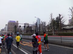 築地本願寺前を通過します。ちょうど35km地点に当たります。